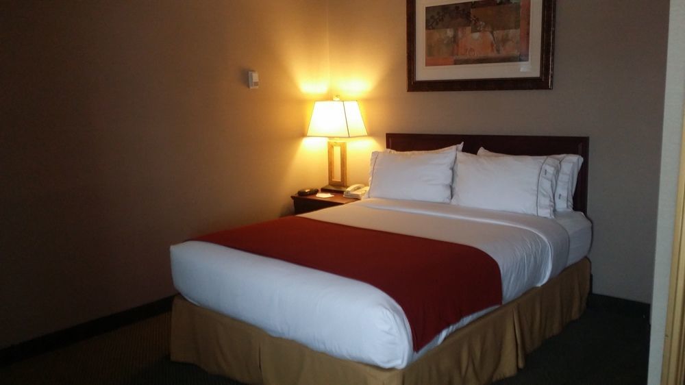 Holiday Inn Express Red Deer By Ihg Екстер'єр фото