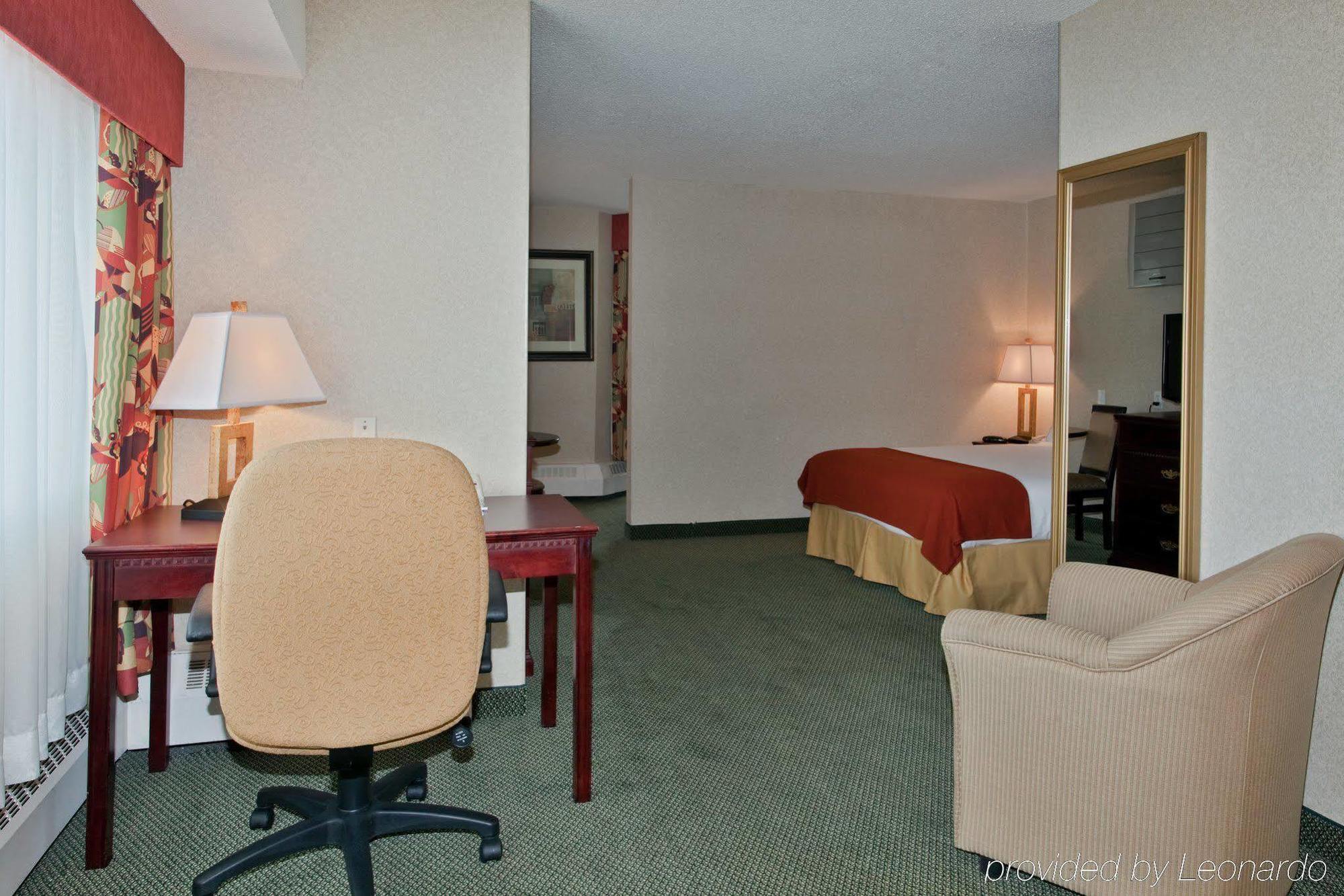 Holiday Inn Express Red Deer By Ihg Номер фото