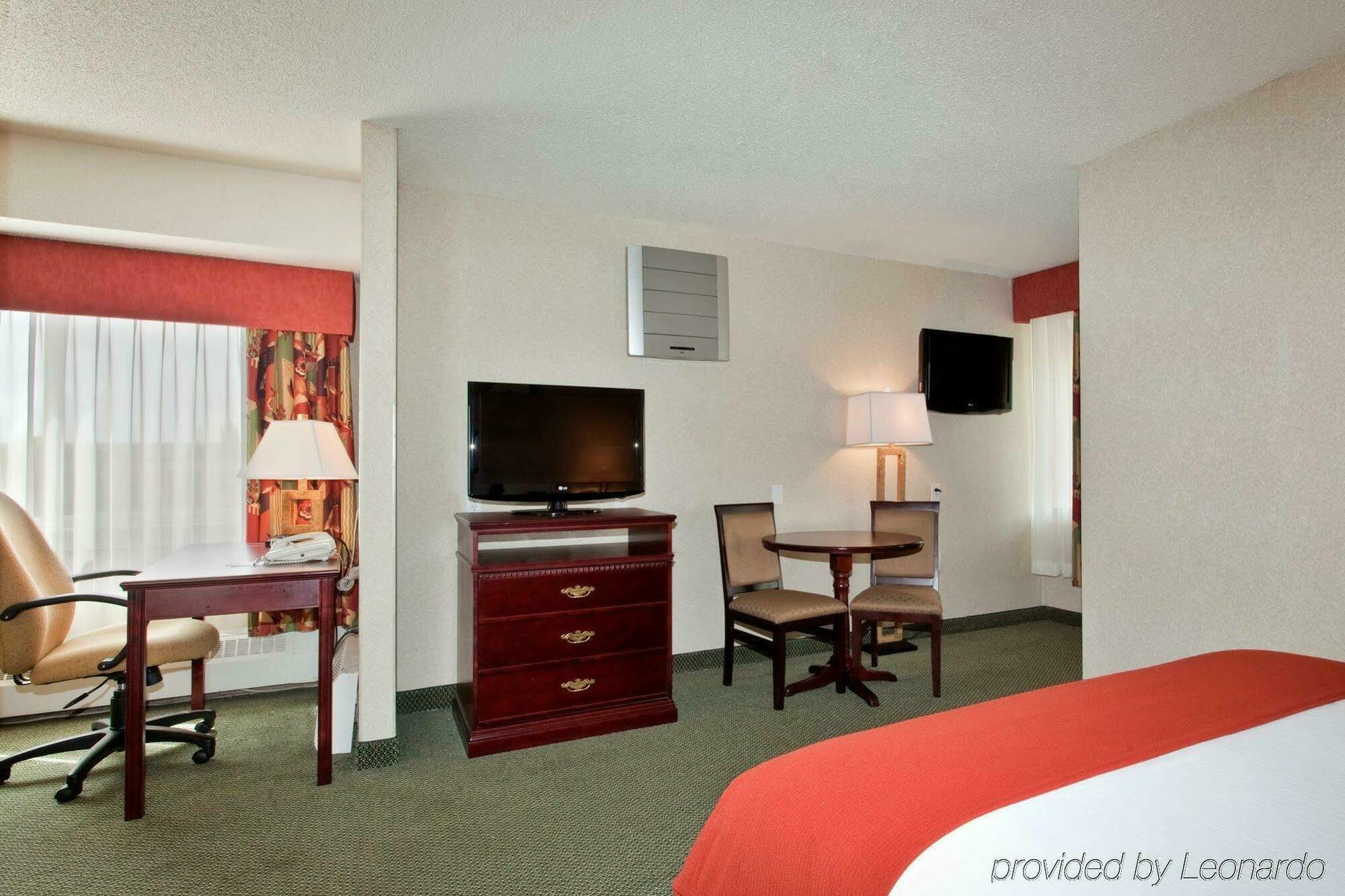 Holiday Inn Express Red Deer By Ihg Номер фото