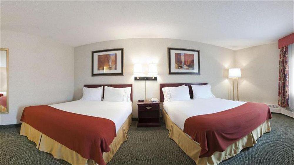 Holiday Inn Express Red Deer By Ihg Екстер'єр фото
